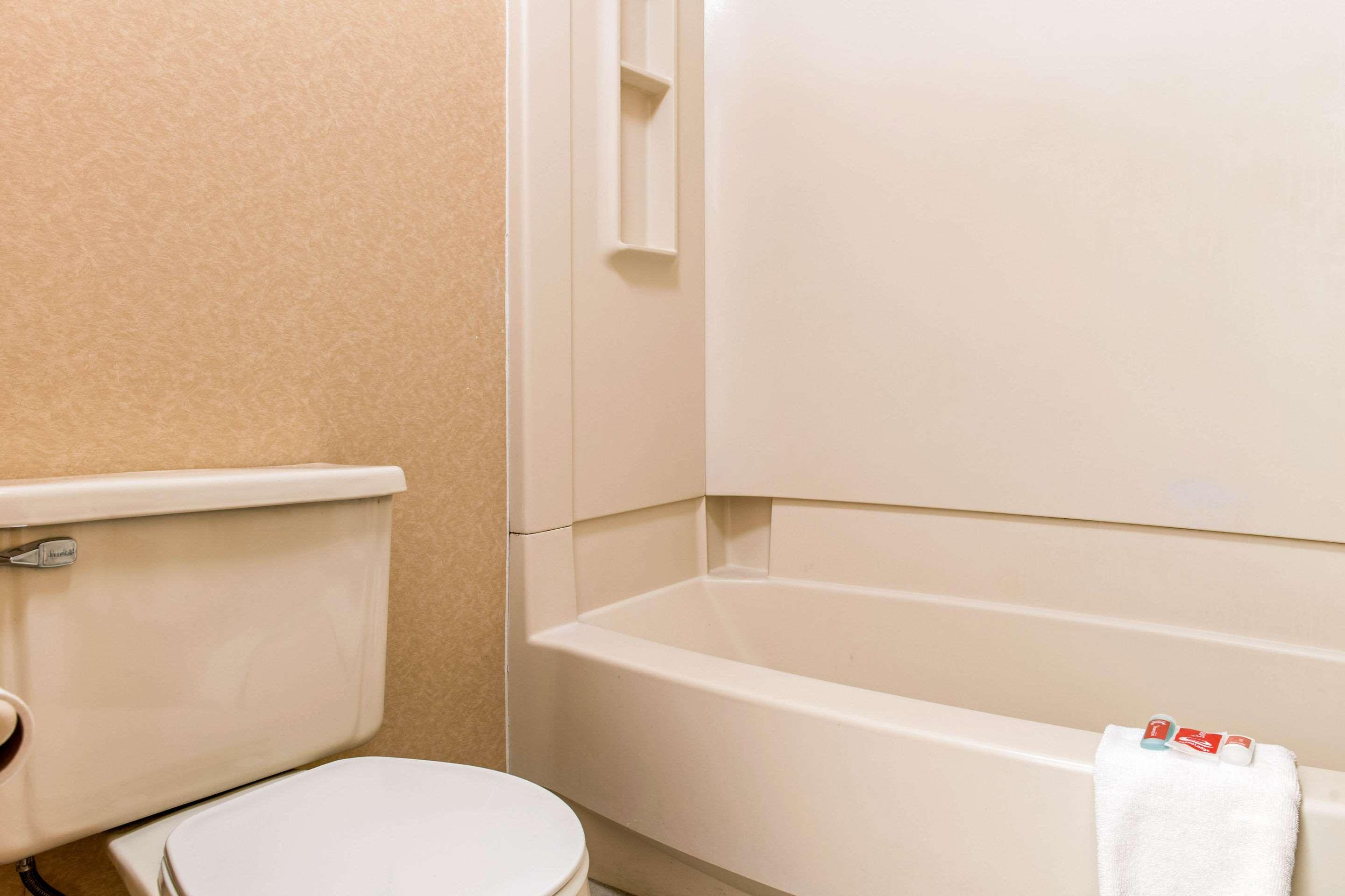Econo Lodge Holland Екстериор снимка
