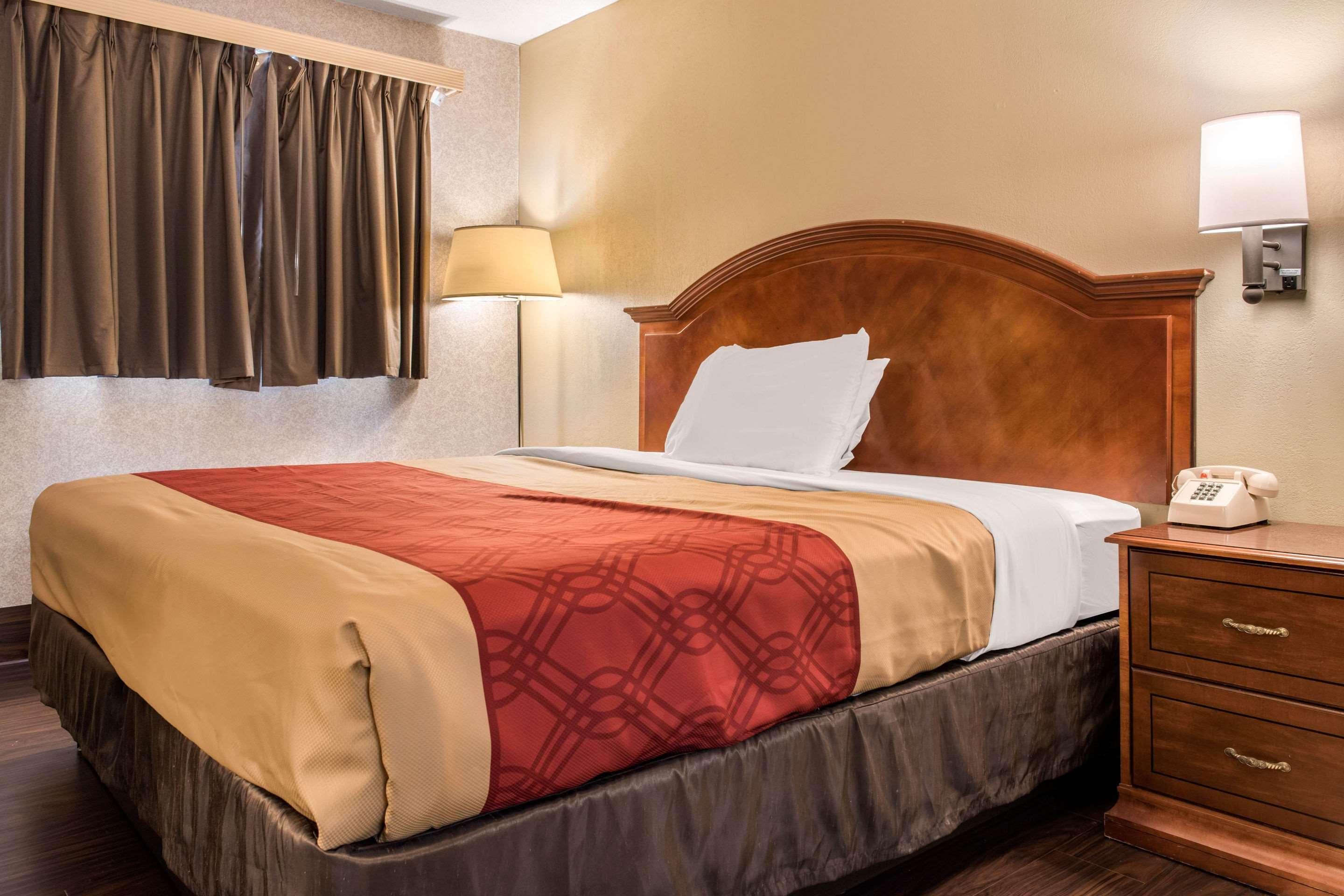 Econo Lodge Holland Екстериор снимка
