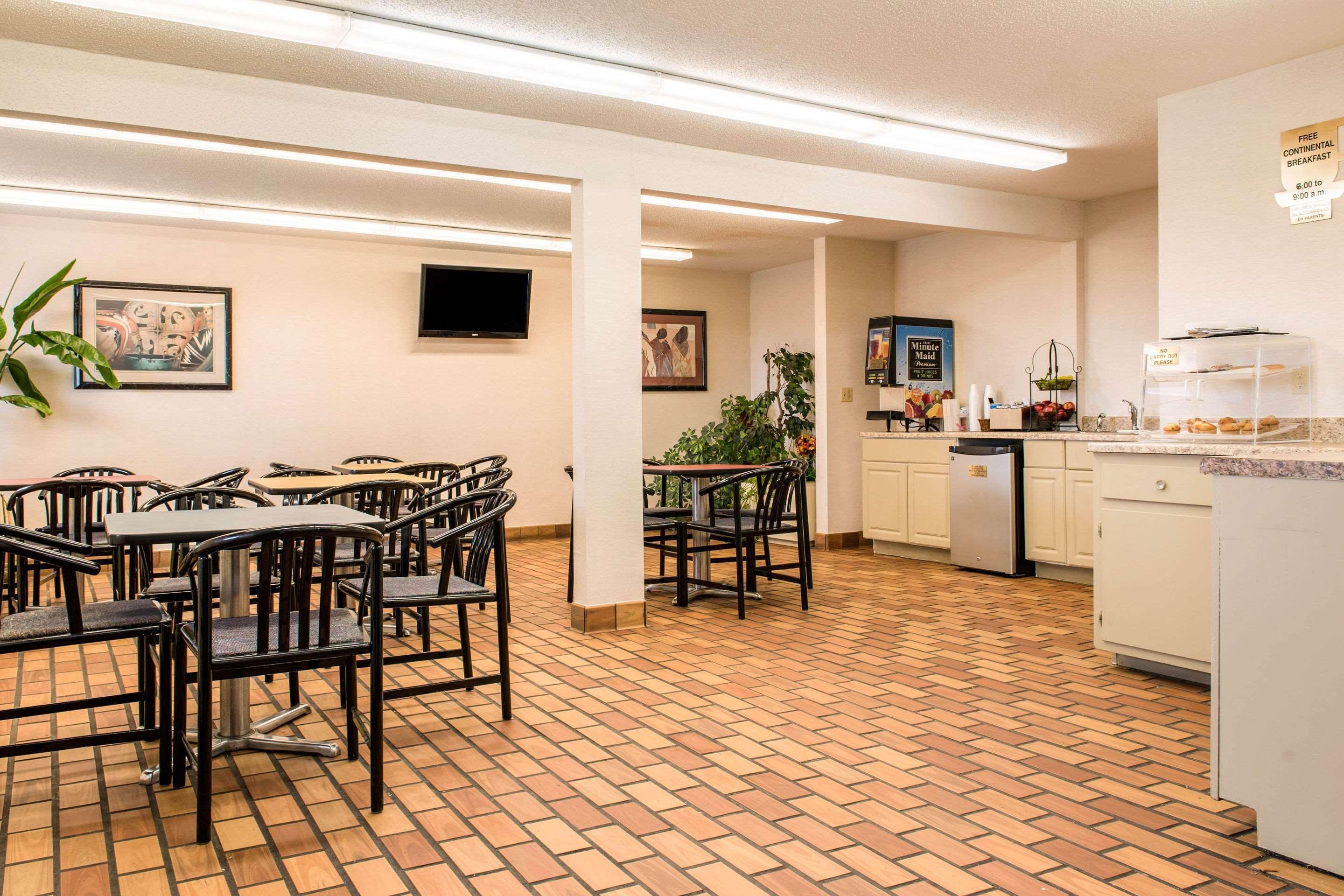 Econo Lodge Holland Екстериор снимка