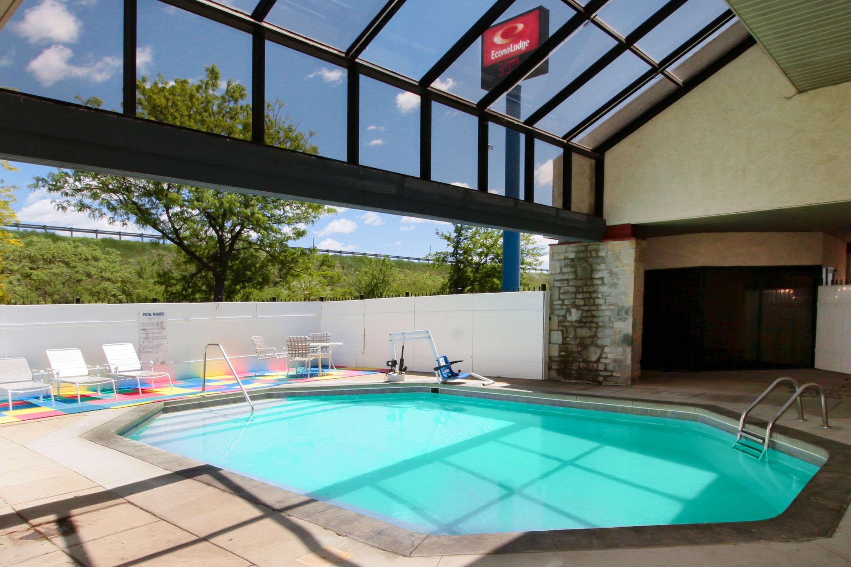 Econo Lodge Holland Екстериор снимка