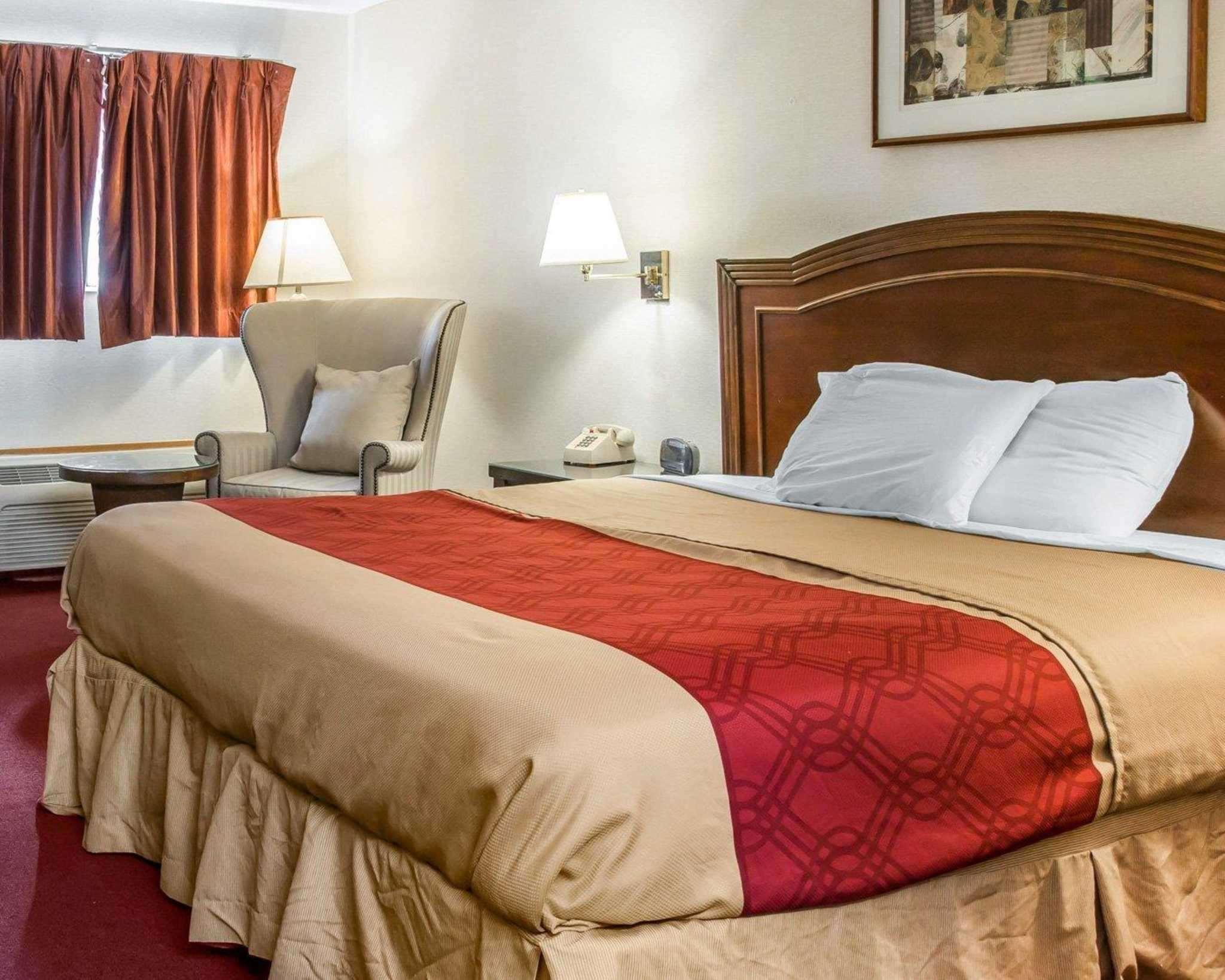 Econo Lodge Holland Екстериор снимка