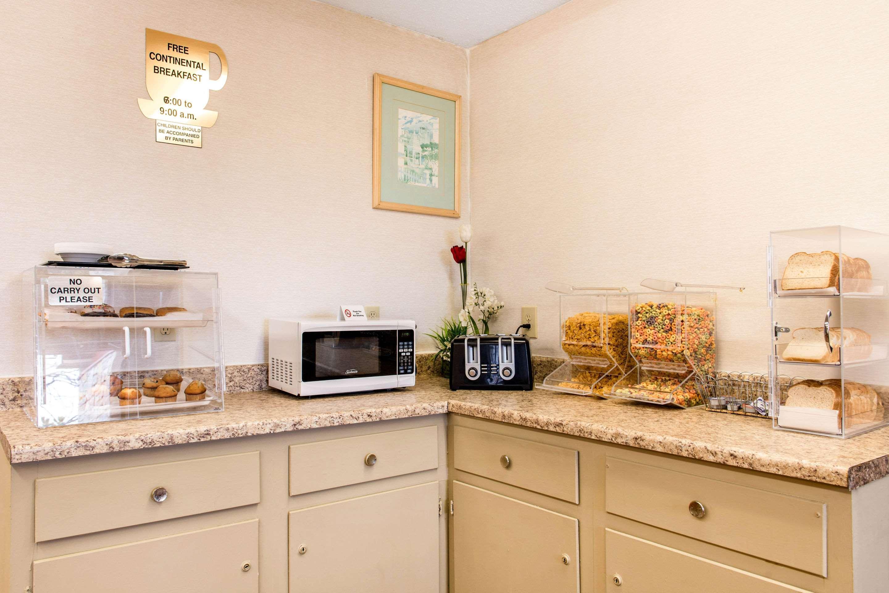 Econo Lodge Holland Екстериор снимка