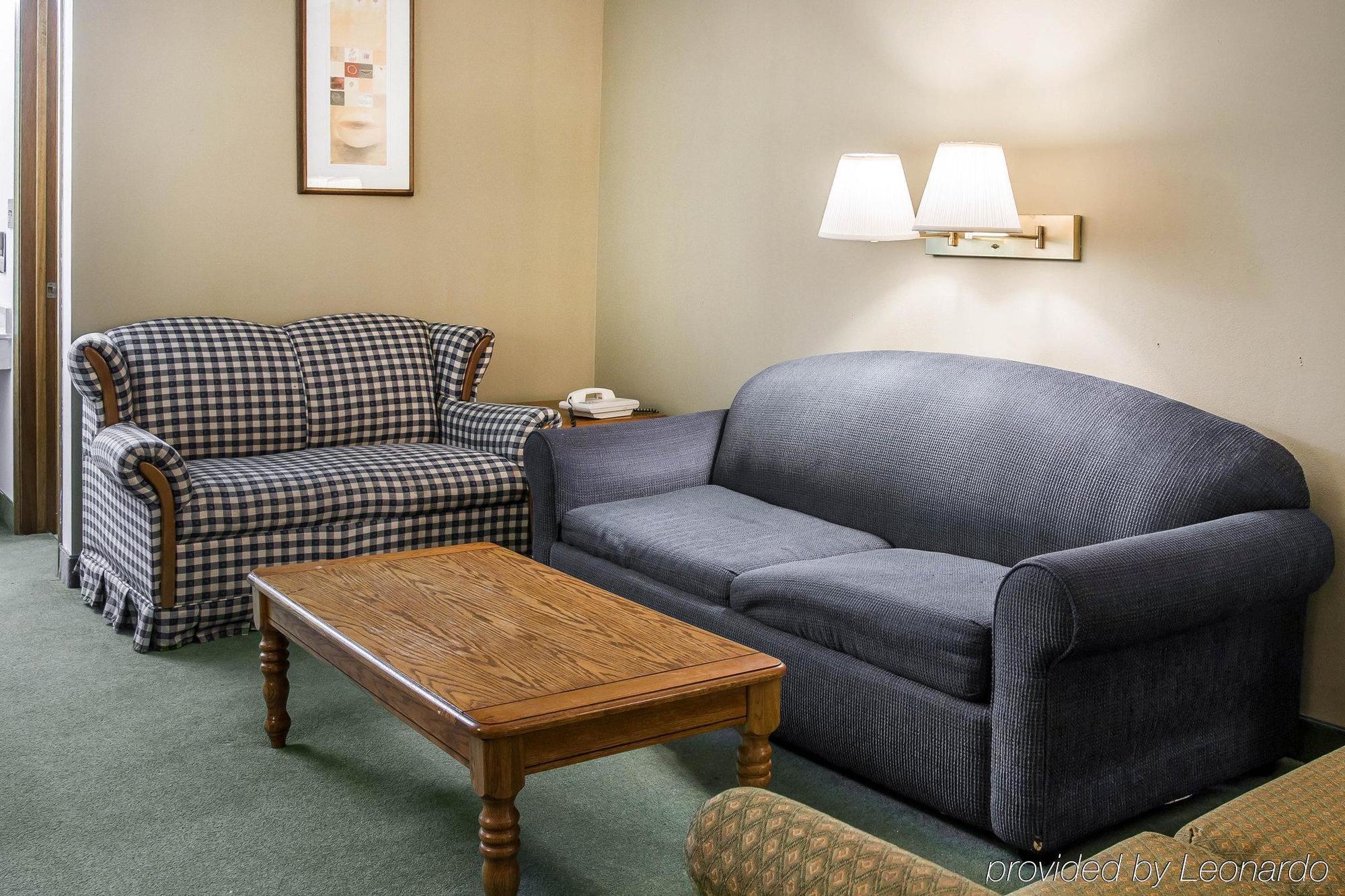 Econo Lodge Holland Екстериор снимка