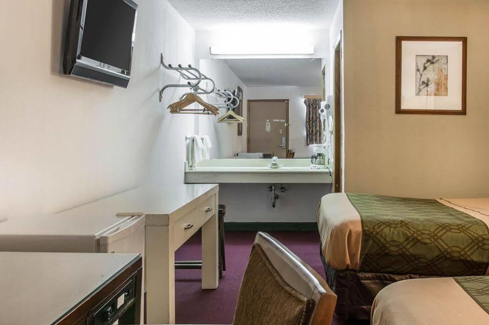 Econo Lodge Holland Екстериор снимка